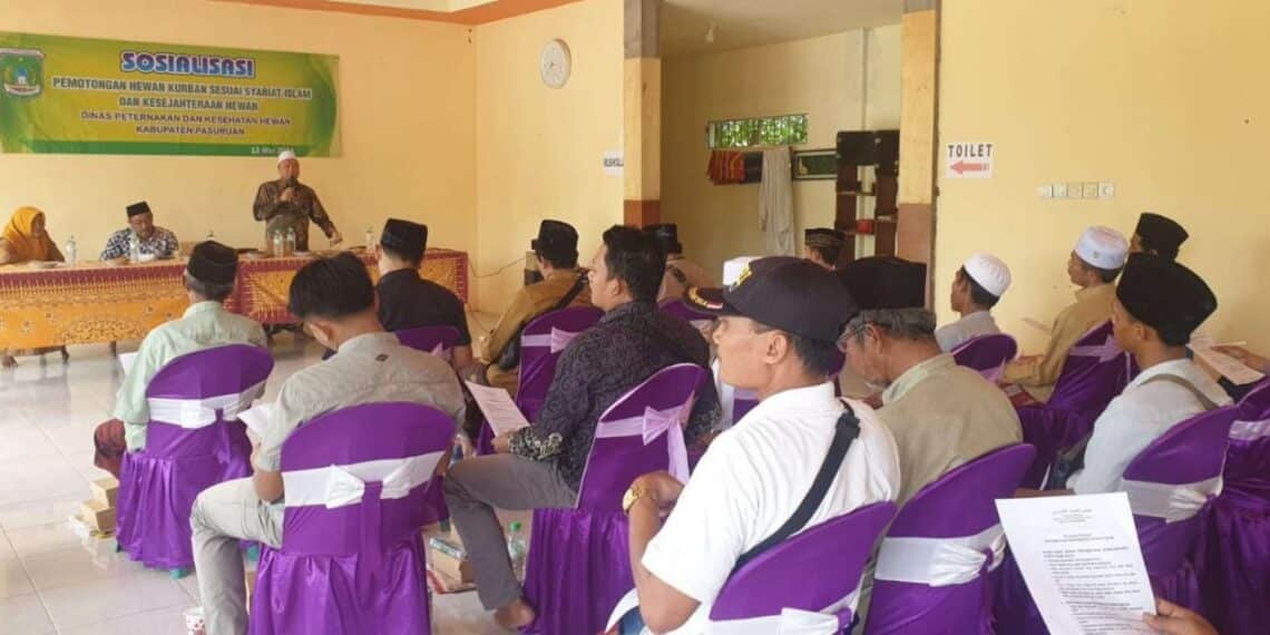 Ketua MUI kabupaten Pasuruan, KH Nurul Huda saat memberikan sosialisasi tata cara menyembelih hewan qurban sesuai syariat agama Islam.