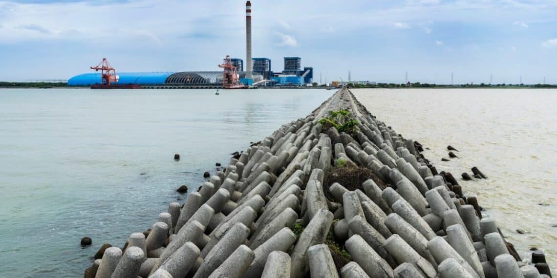 Tetrapod berbahan dari FABA PLTU Indramayu digunakan untuk mencegah abrasi dan memperkuat struktur pantai serta pemecah gelombang. (foto: ist)