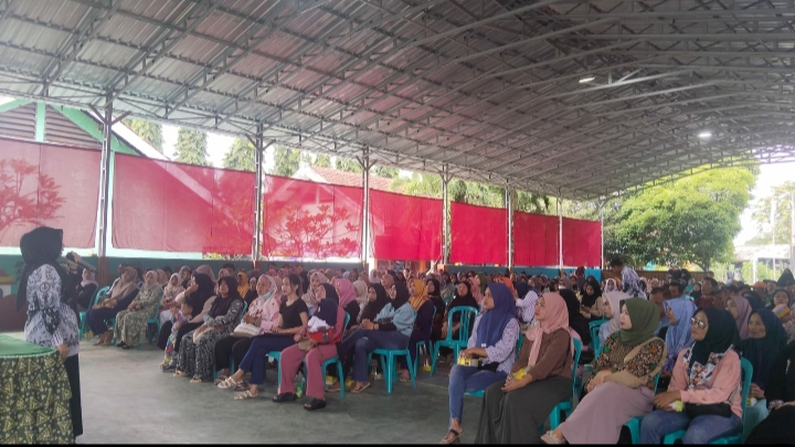 PPDB Belum Dibuka, SMPN 1 Singojuruh Diserbu Calon Wali Murid 1 Lilik Subekti saat memberikan pengarahan kepada calon wali murid