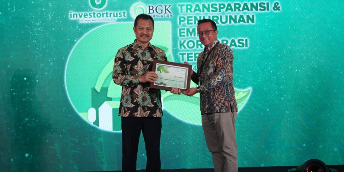 Bank Jatim saat raih Penghargaan