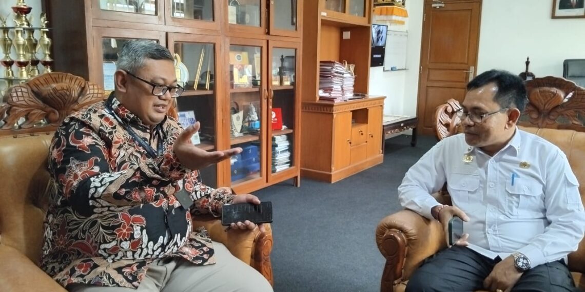 Kepala Kanwil IV KPPU Dendy R Sutrisno (kiri) bersama Kadis Pertanian & Ketahanan Pangan Bali, I Wayan Sunada. (foto: ist)