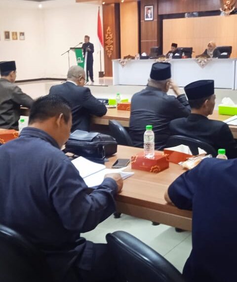 Suasana rapat paripurna DPR Kabupaten Pasuruan di Aula Dinas Kesehatan setempat