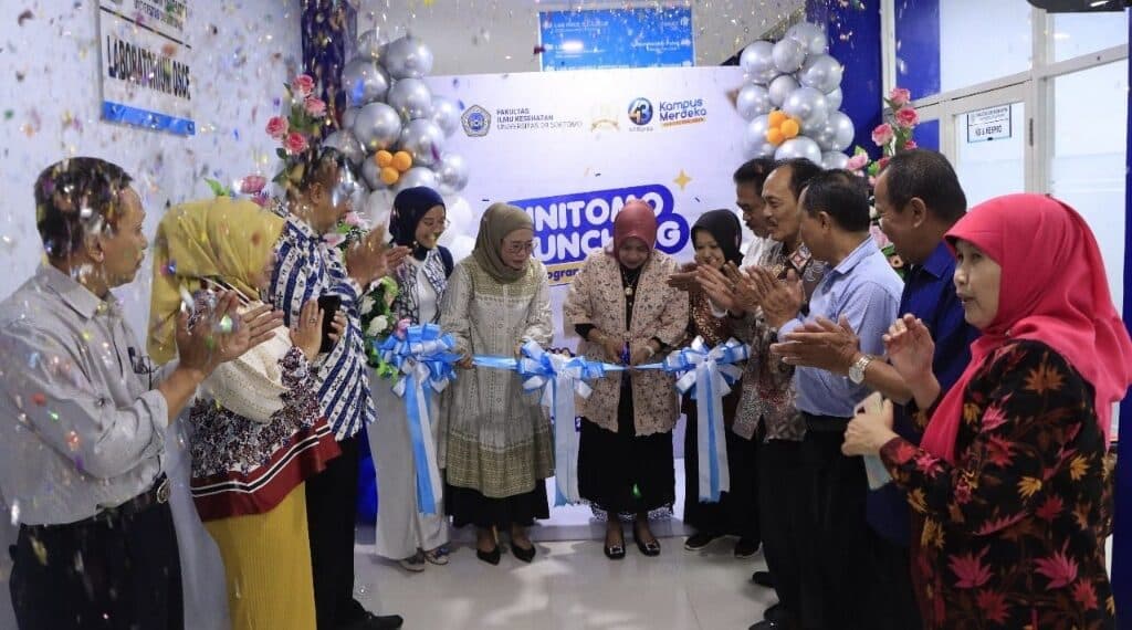 Pemotongan pita secara simbolis menandakan resminya Prodi S1 Kebidanan dan Profesi Kebidanan di kampus Unitomo, Senin (24/6/2024). (foto: ist)