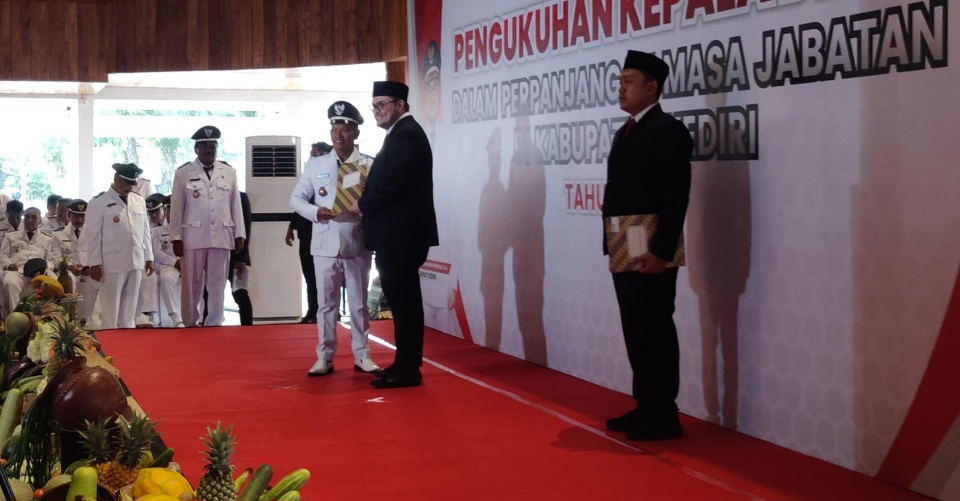 Bupati Kediri Serahkan SK Perpanjangan Jabatan Kepada 330 Kepala Desa 1 Bupati Kediri Hanindhito Himawan Pramana, saat menyerahkan SK Perpanjangan Jabatan kepada Harto Prisdianto Kades Kwaron, kecamatan Papar (27/6)
