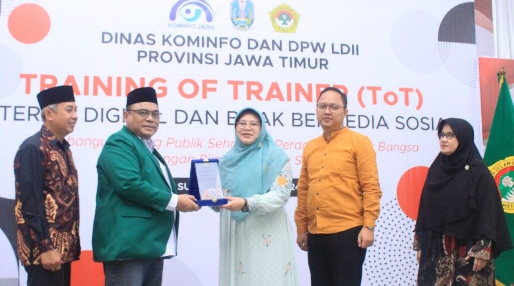 Training of Trainer (ToT) literasi digital dan bijak bermedia sosial bertema “Membangun Ruang Publik yang Sehat dan Peradaban Luhur Bangsa dengan Bijak bermedia Sosial” di Aula Ponpes Sabilurrosyidin Annur, Surabaya, Jatim. (foto: ist)