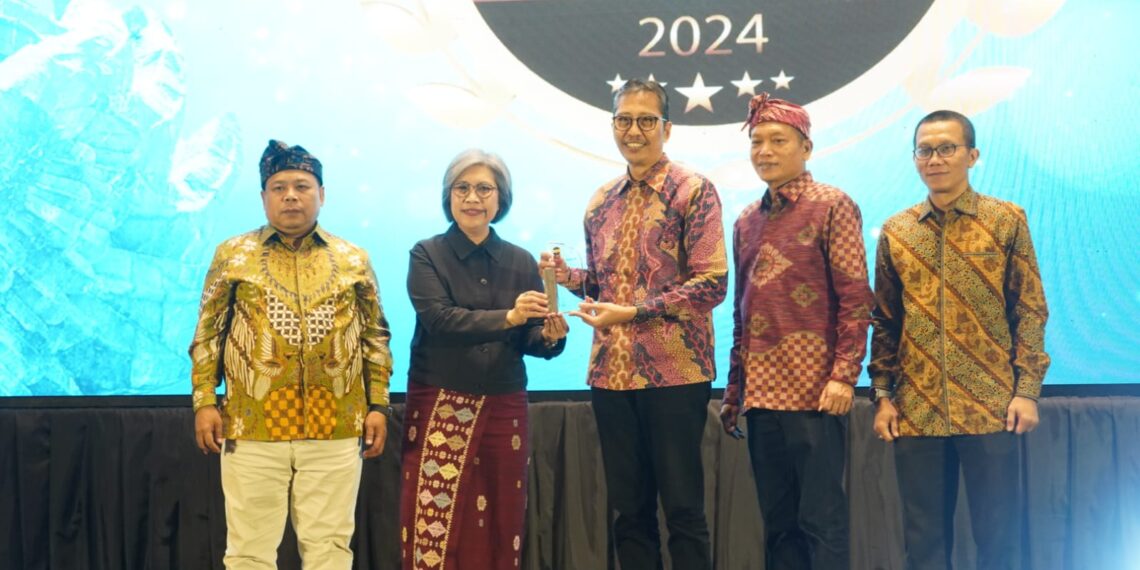 Bank Jatim saat Raih Penghargaan