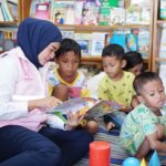 Peringati Hari Anak Internasional, Srikandi PLN Jatim Bagikan Buku & Alat Tulis ke Siswa SD WhatsApp Image 2024-06-03 at 10.37.51