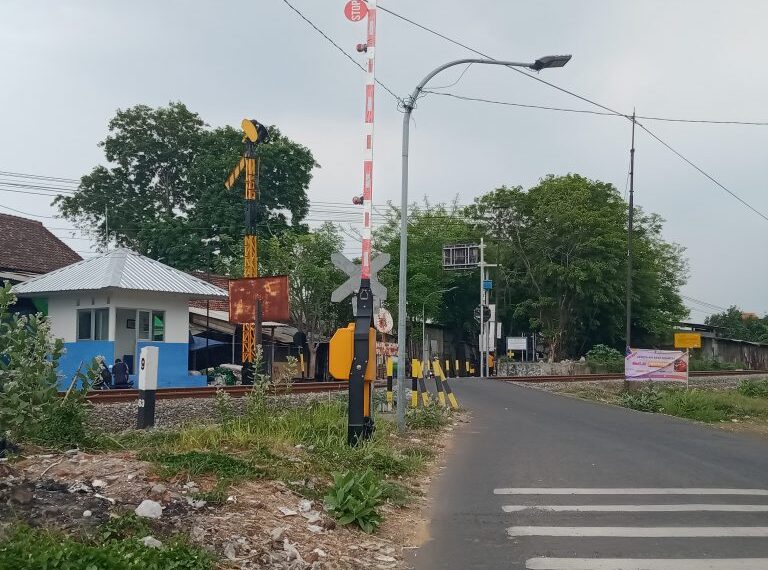 Salah-satu perlintasan Kereta Api yang tidak berpalang pintu