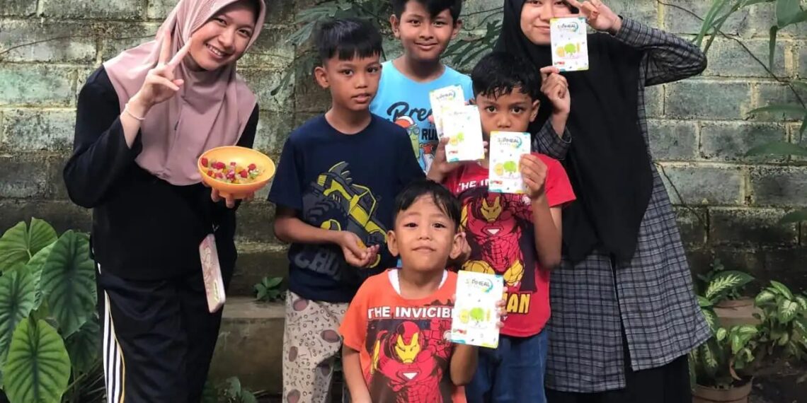FIKKIA Unair Banyuwangi menghadirkan Sopimeal Gummy cegah stunting. (foto: ist)