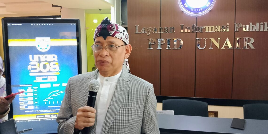 Rektor Unair Prof Dr M Nasih SE MT Ak saat jumpa media, Jumat (7/6/2024). (foto: hari/bidik.news)