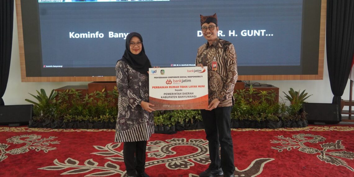 Bank Jatim saat lakukan perbaikan RTLH