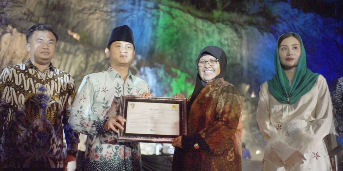 PLN Gandeng Pemkab Trenggalek Gunakan Energi Bersih 1 penandatanganan MoU REC oleh Manager PLN UP3 Ponorogo Suzana Zein & Bupati Trenggalek M Nur Arifin saat Opening Grand Final Putri Otonomi Indonesia (POI) 2024, di Tebing Kapuh, Kab. Trenggalek. (foto: ist)