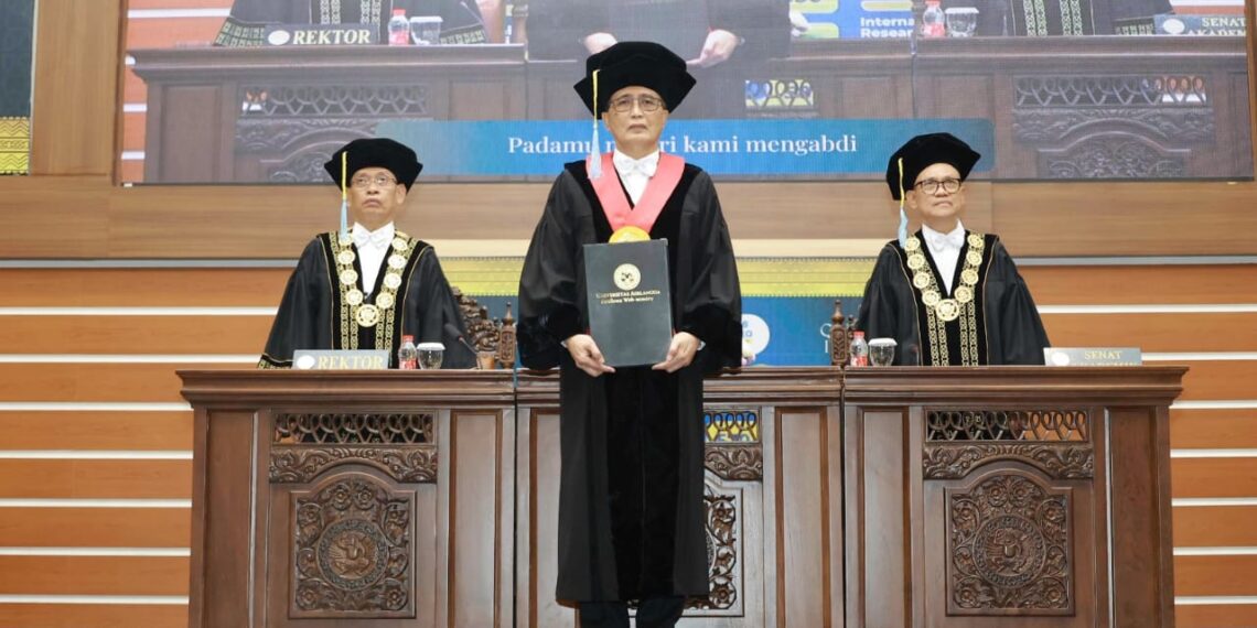 Pengukuhan Guru Besar Kehormatan (Honoris Causa) FH Unair, Prof (HCUA) Dr H Sunarto SH MH di Aula Garuda Mukti kampus MERR-C, Senin (10/6/2024). (foto: ist)