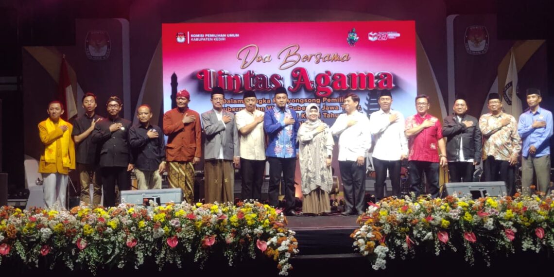komisioner KPU kabupaten Kediri bersama tokoh lintas agama saat mengikuti do'a bersama, Selasa malam (11/6/2024)