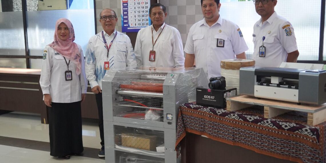 Bank Jatim saat berikan kemasan produk