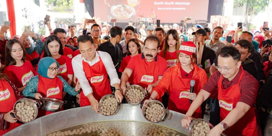 MABAR Berkah: Royco, Inul Daratista & Eri Cahyadi Bagikan 1.500 Porsi Bakso 1 Sebagai puncak kegiatan berbagi kebaikan di momen Idul Adha, Royco &
Pemkot Surabaya Bagikan Kelezatan 1.500 porsi bakso di “MABAR Berkah”, Minggu (23/6/2024). (foto2: ist)