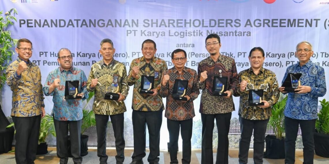 Dirut SIG Donny Arsal (4 kanan) bersama para pemegang saham KLN usai penandatanganan Amandemen dan Pernyataan Kembali Perjanjian Antar Pemegang Saham KLN. (foto: ist)