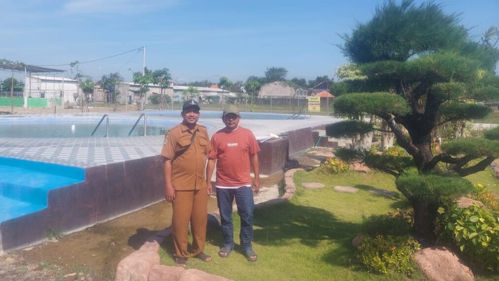 Kades Dapet, Siswadi saat foto di depan kolam renang yang berada di alun-alun Mbah Ronggo