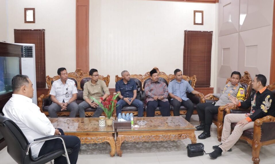 Kapolres Kediri saat menerima kunjungan Ketua KPU, Komisioner KPU, dan sekretaris KPU kabupaten Kedir (foto: ist)