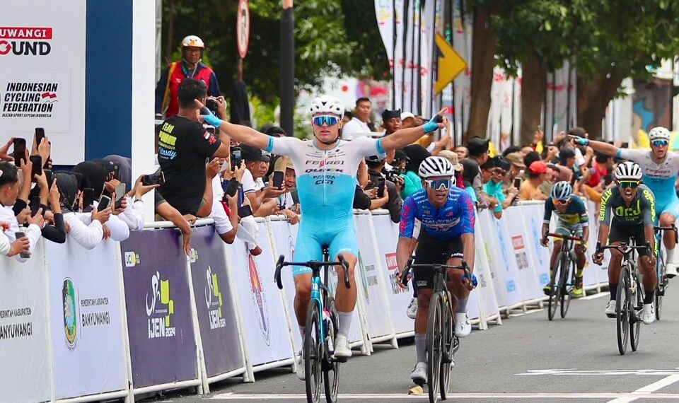 Martin Laas saat memasuki garis finish di etape dua