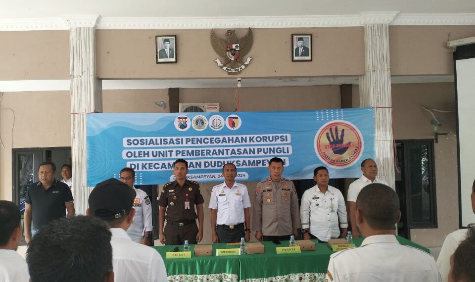 Tim saber Pungli  Gresik saat sosialisasi pencegahan korupsi di Kecamatan Duduksampeyan