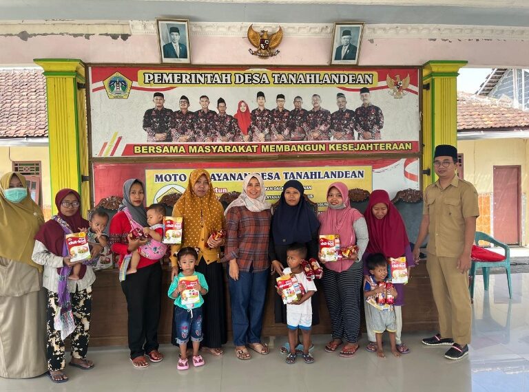Kades Tanahlandean Feri Hermawan saat memberikan bantuan peningkatan kesehatan