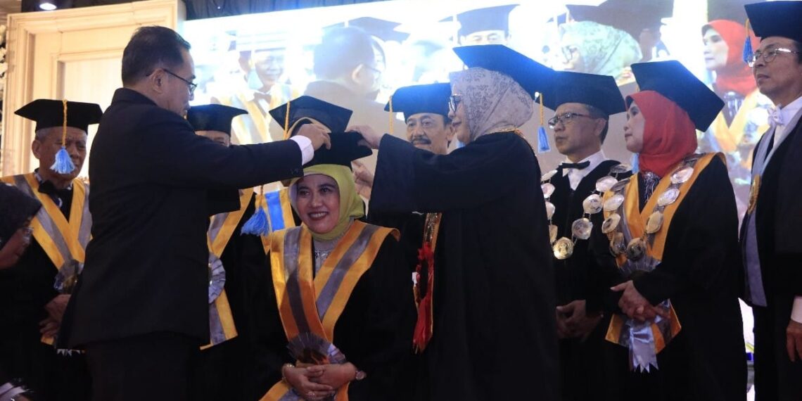 Prof. Dr. Sri Utami Ady, S.E., M.M. Gubes Bidang Ilmu Manajemen Keuangan FEB Unitomo oleh Rektor & Kakak Laki-lakinya, Khairul Amal. (foto: ist)