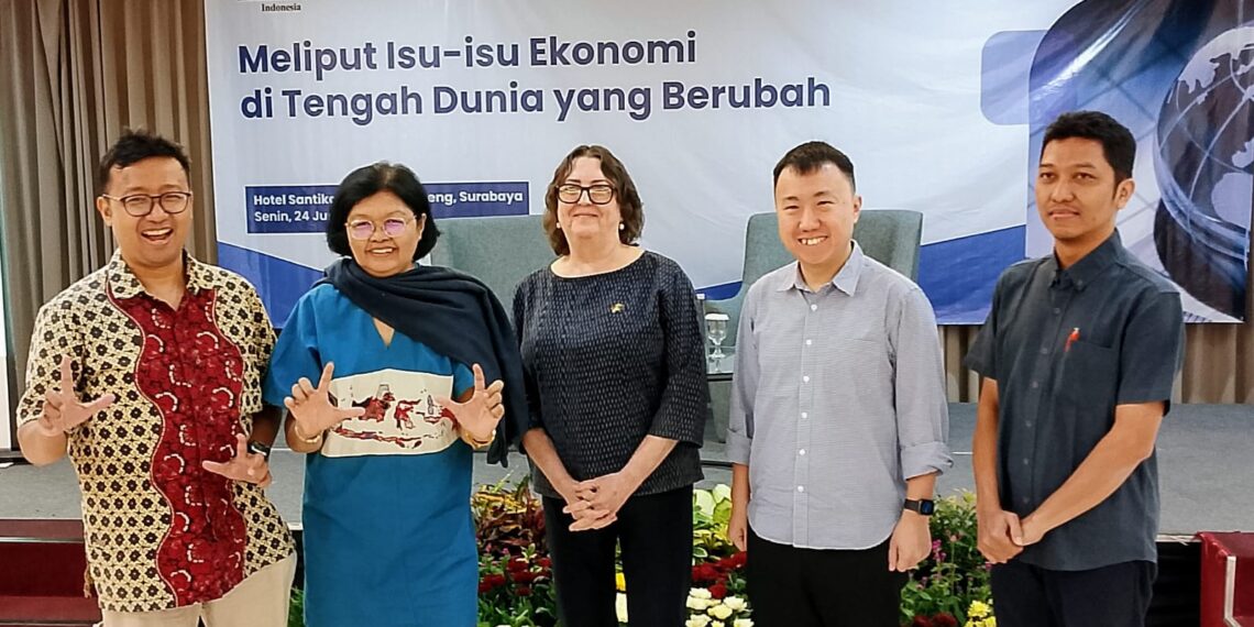 Perwakilan Kompas Institute Agnes Swetta Pandia (2 kiri) bersama para narasumber workshop jurnalis. (foto: hari/bidik.news)