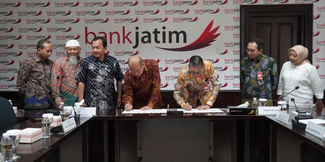 Bank Jatim dan Muhammadiyah saat lakukan MoU