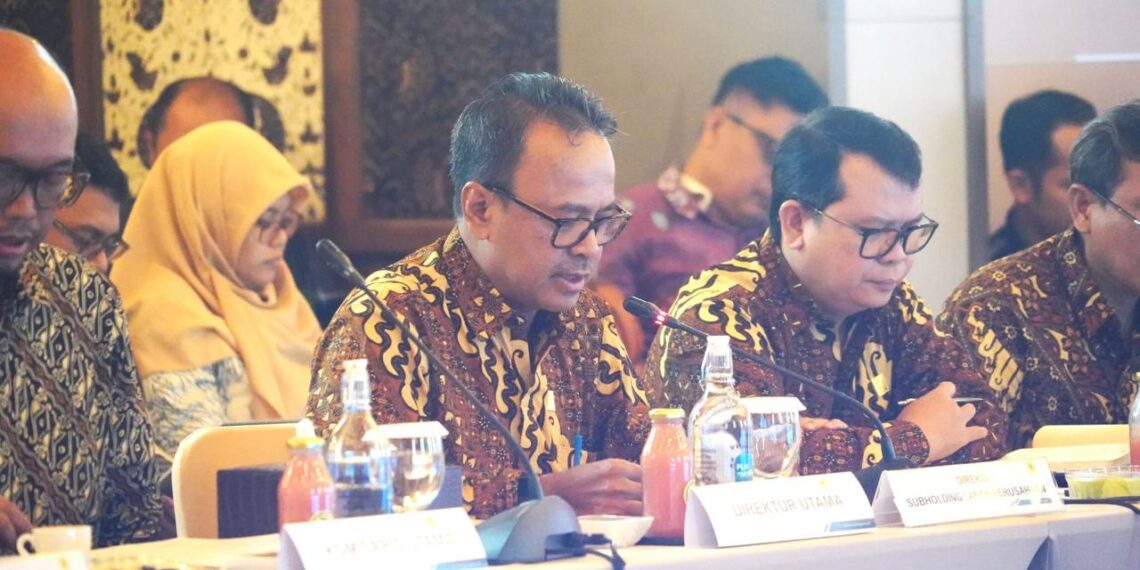 PLN NP Cetak Kinerja Gemilang pada RUPS Tahun 2023 1 Dirut PLN NP Ruly Firmansyah (tengah) memberi penjelasan kinerja perusahaan tahun 2023 pada RUPS PLN NP. (foto: ist)