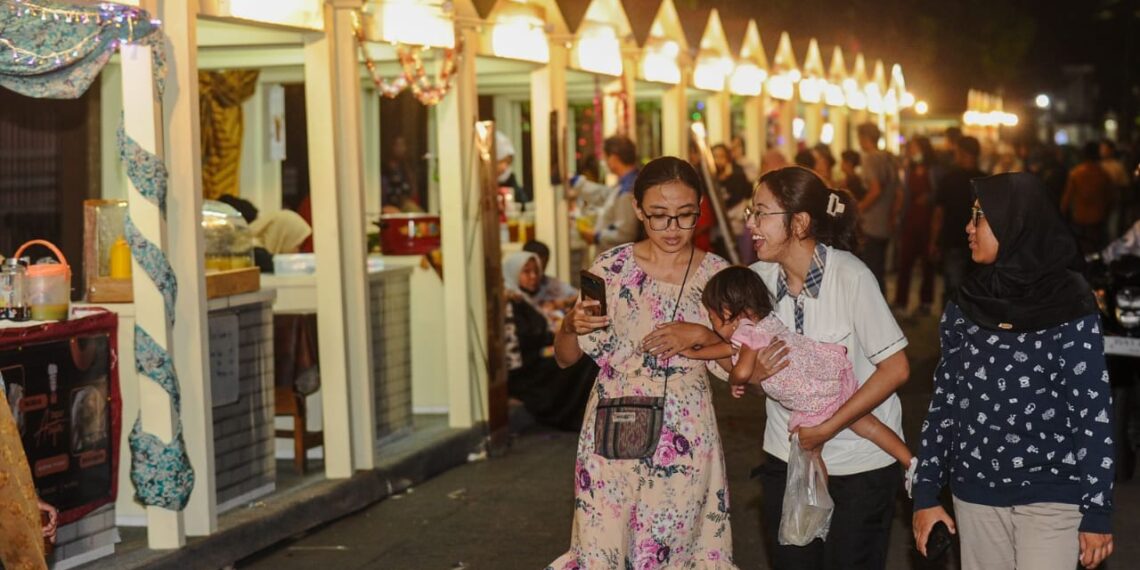 Sekitar 3.200 orang berkunjung dan meramaikan Pasar Rakjat Peneleh Folk Market dan Hiburan Rakjat Peneleh selama 2 hari, Jumat-Sabtu (5-6/7/2024). (foto: ist)