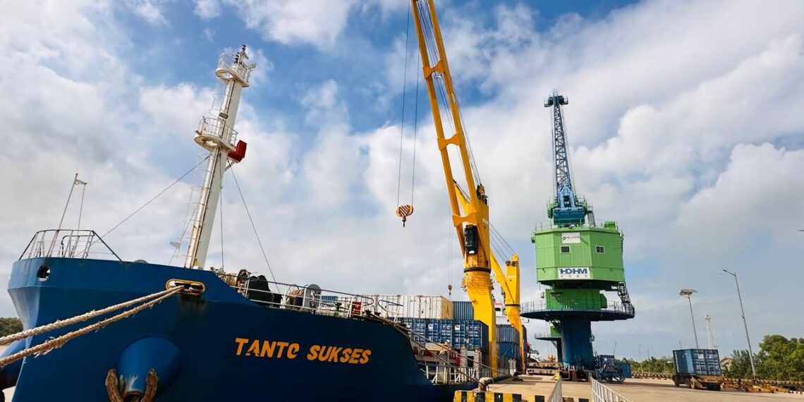 Meski Ada Aksi Mogok Kerja, Operasional Pelabuhan Merauke Berjalan Normal 1 Proses bongkar muat kapal Tanto Sukses di Terminal Peti Kemas Merauke, Rabu (10/7/2024). (foto: ist)