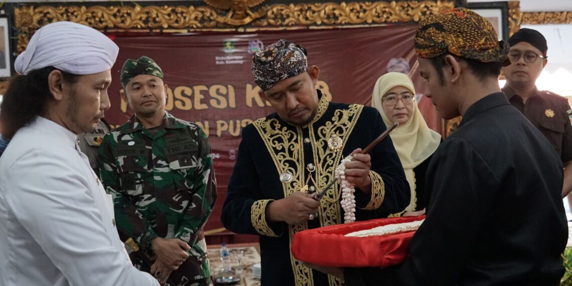 Bupati Sumenep Achmad Fauzi Wongsojudo mengamati hasil penjamasan Pendopo Agung Keraton Sumenep