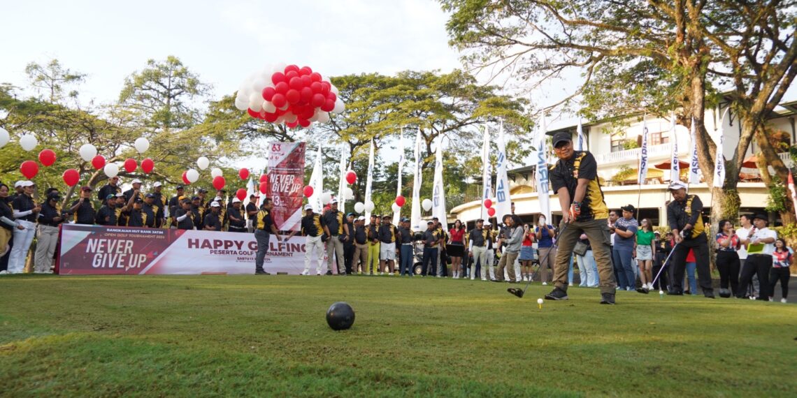 Bank Jatim saat selenggarakan turnamen Golf