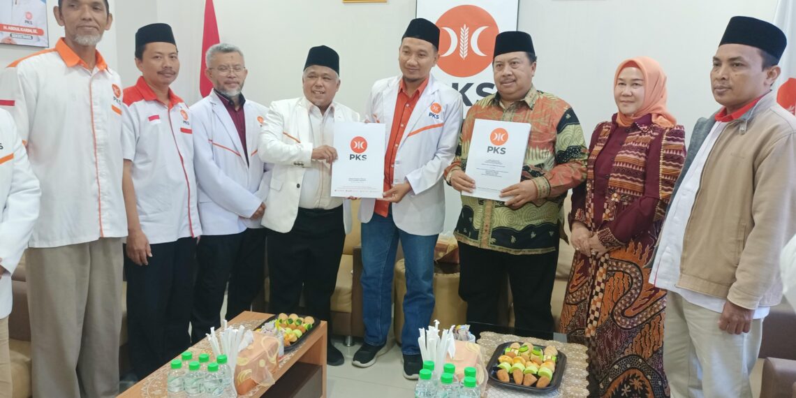 Warsubi saat dapat SK dari DPP PKS