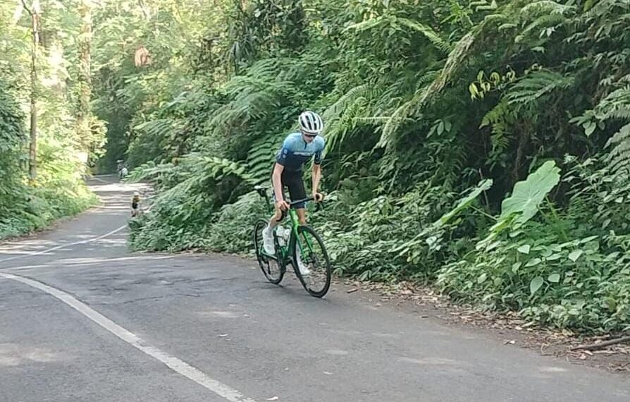 Seorang pembalap saat mencoba track Tour de Banyuwangi Ijen