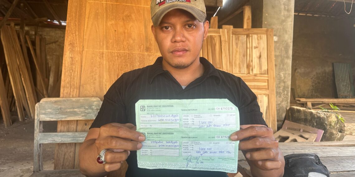 Nasabah Keluhkan Penanganan Kasus Angsuran, BRI Berang 1 Rosi menunjukkan bukti slip setoran BRI yang tidak diakui pihak perbankan.