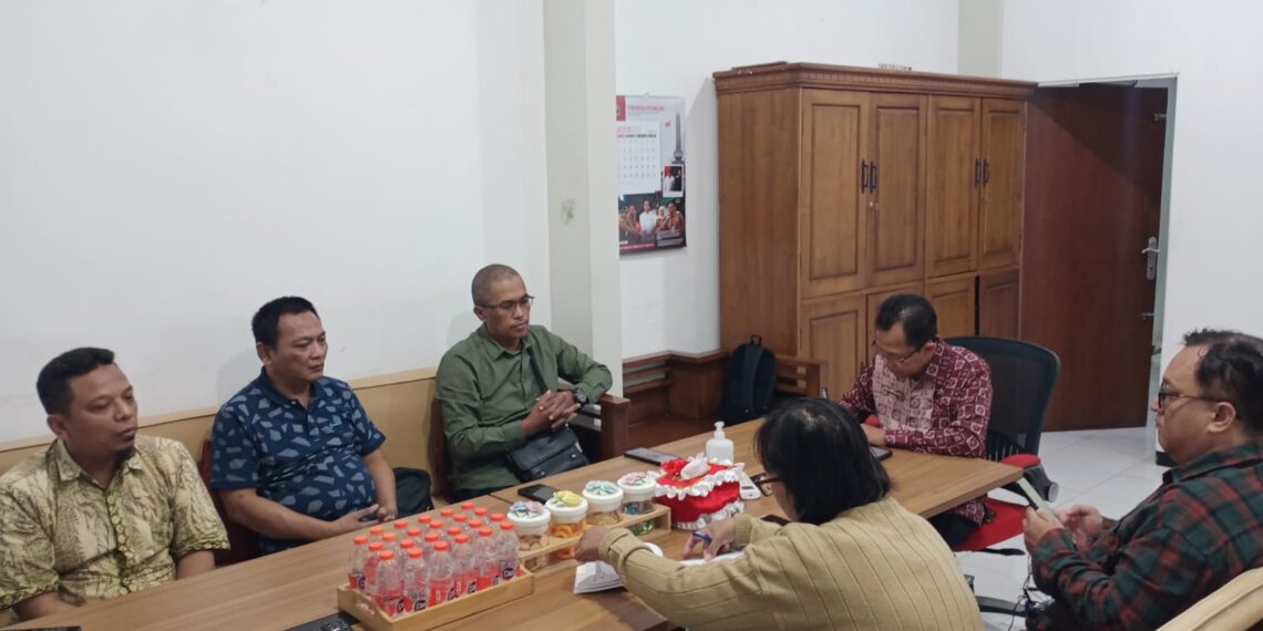 Dugaan Adanya Manipulasi Data di SMPN 1, Disdikbud Kota Malang Fokus Telusuri Oknum Panitia PPDB 1 Jajaran pengurus PWI Malang Raya saat audiensi dengan Disdikbud Kota Malang.( foto/ist)