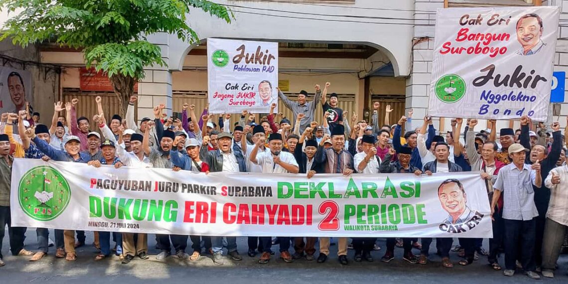 Deklarasi dukungan PJS di markas PJS di Jl. Karet Surabaya, Minggu (21/7/2024). (kiri-kanan) Arief Rachmad Hidayat, Izul Fiqri, H.M. Husni Y Pembina PJS. (foto2: hari/bidik.news)