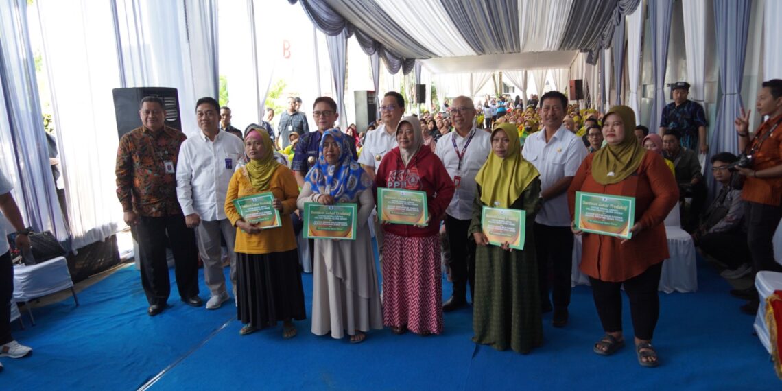 Bank Jatim saat salurkan BLT