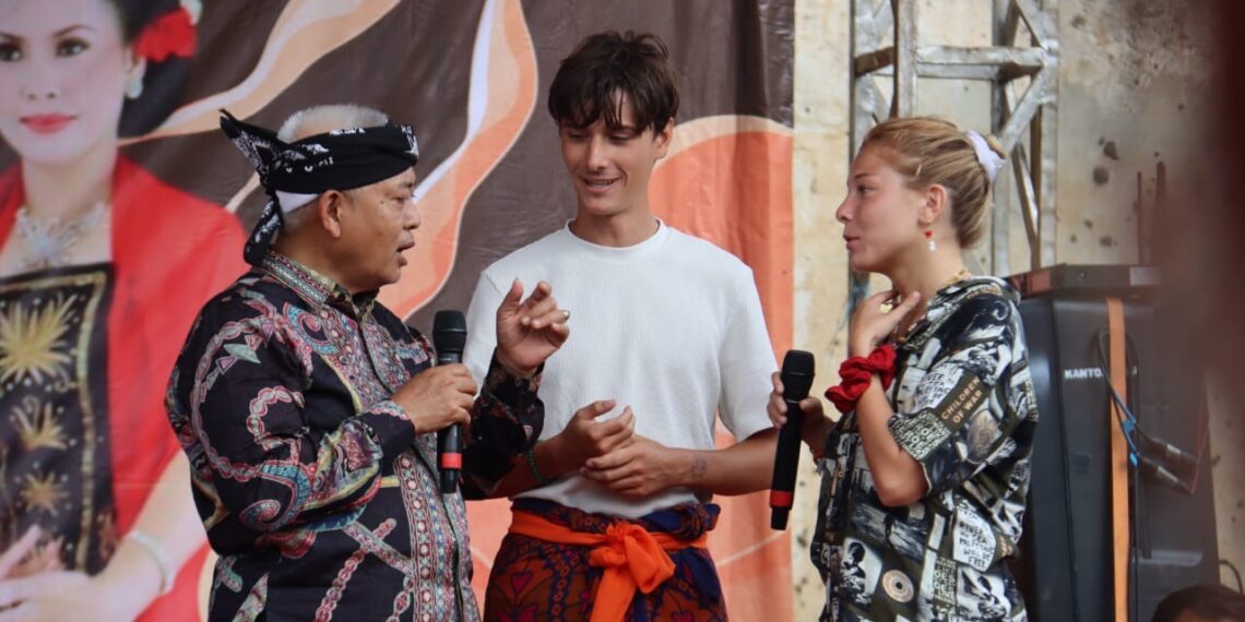 Drs. H.M. Sanusi, M.M . Bupati Malang ( Kiri ) bersama Touris Manca Negara ( By : Irfan Bagus )