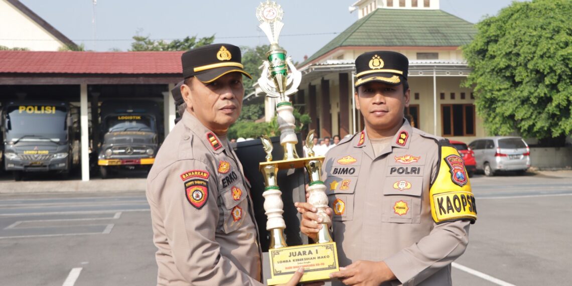Kapolres Kediri saat memberikan penghargaan kepada pemenang lomba kebersihan (foto: ist)