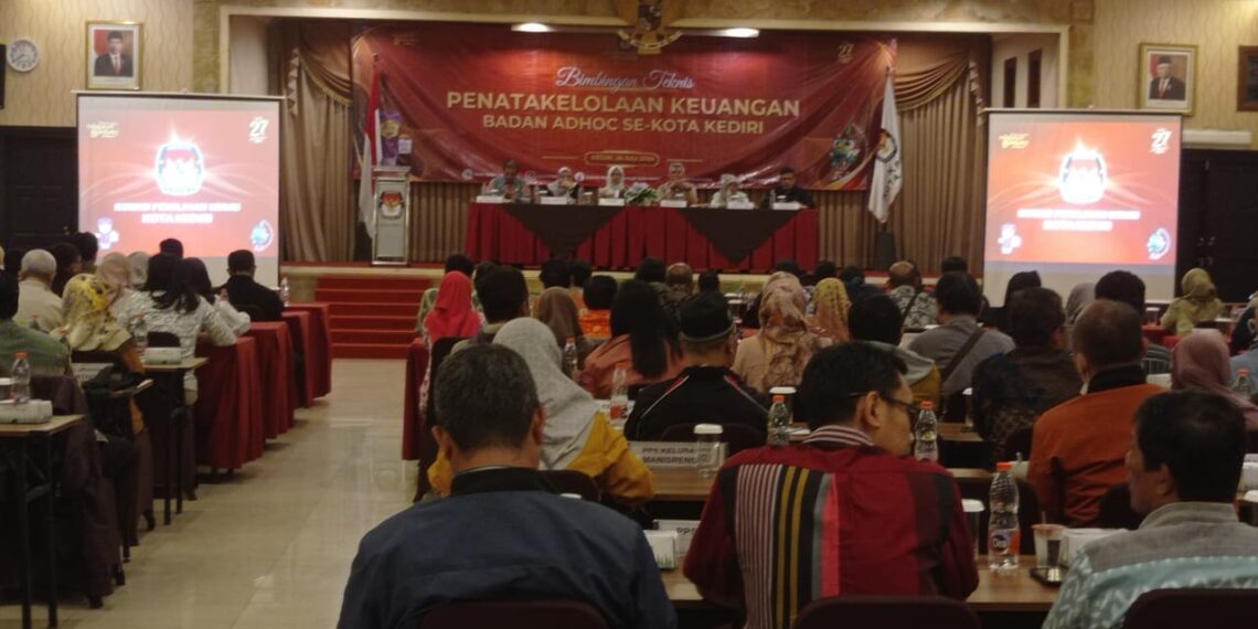 Gelar Bimtek Penatakelolaan Keuangan Badan AdHoc, KPU kota Kediri Datangkan Narasumber Dari Kejaksaan 1 Ketua, dan Komisioner KPU kota Kediri bersama Narasumber Dari kejaksaan saat mengikuti Bimbingan Teknis Penatakelolaan Keuangan Badan AdHoc se-Kota Kediri , Jum'at malam (26/7/2024) (foto: ist)