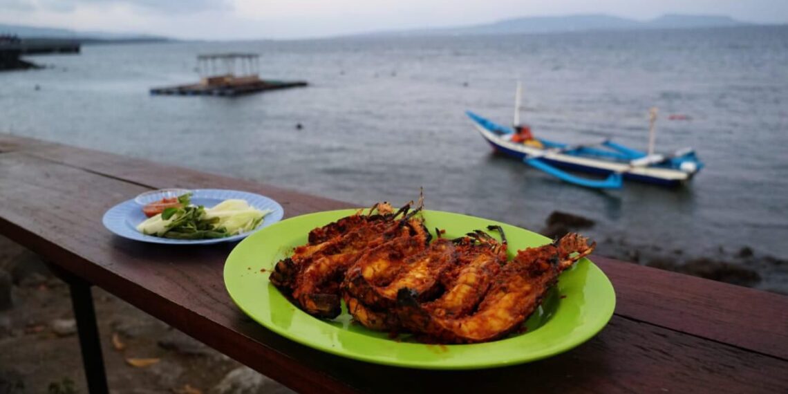 Rambah Budi Daya Ikan & Lobster, PLN Fasilitasi Rumah Apung bagi Warga Kampung Mandar 1 Dari 100 kg lobster, ada di jual fresh maupun dimasak langsung di lokasi, sebagian di ekspor melalui pihak ketiga. (foto: ist)