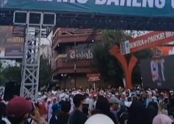 Mlaku Bareng Cak Nur Sedot Puluhan Ribu Warga Tumpah di Timur Alun – Alun Kota Batu 