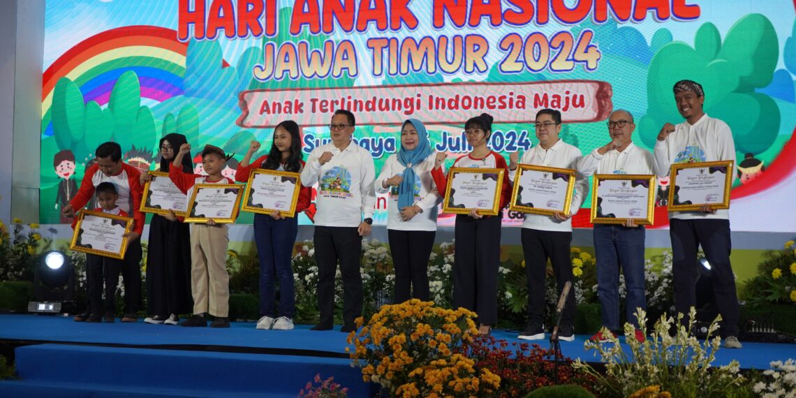 Bank Jatim saat terima penghargaan