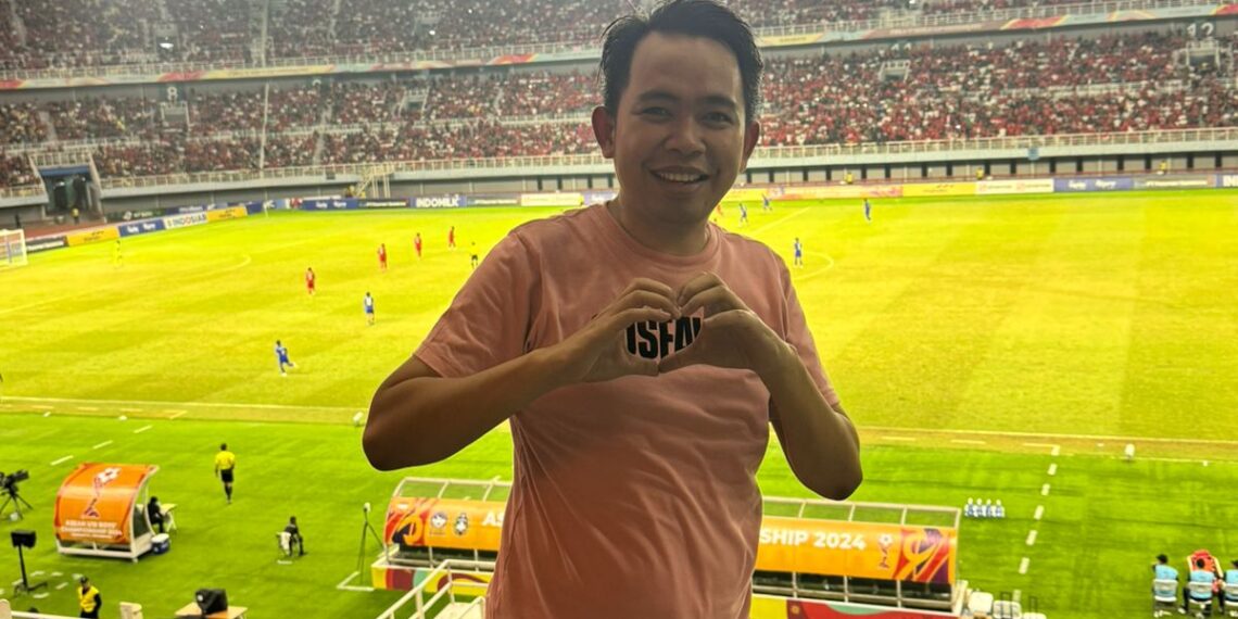 Cabup Jember Gus Fawait saat nonton langsung di stadion Bung Tomo