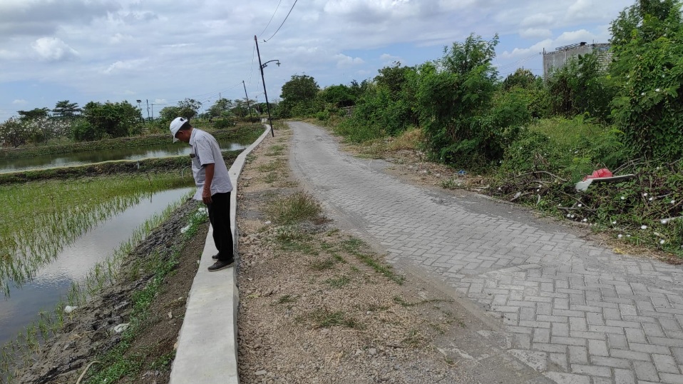 Perlancar Kesejahteraan Masyarakat, Pemdes Semampir Bangun TPT 1 Kepala Desa Semampir Kecamatan Cerme, Achmad Syahid, melihat TPT yang selesai dibangun, Senin (5/8/2024).
