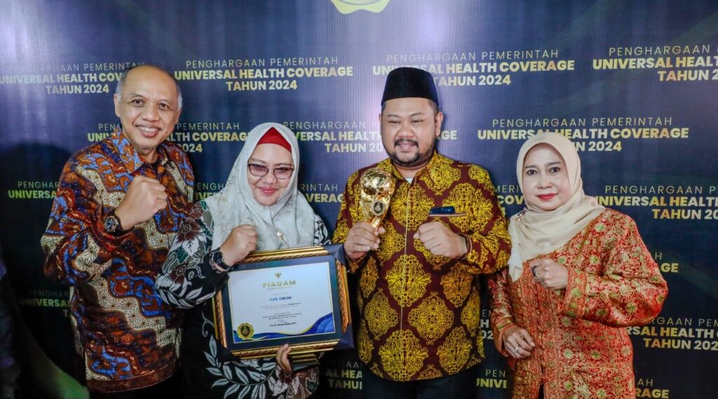 Bupati Gresik bersama Wabup dan Kepala Dinas Kesehatan Gresik saat menerima penghargaan