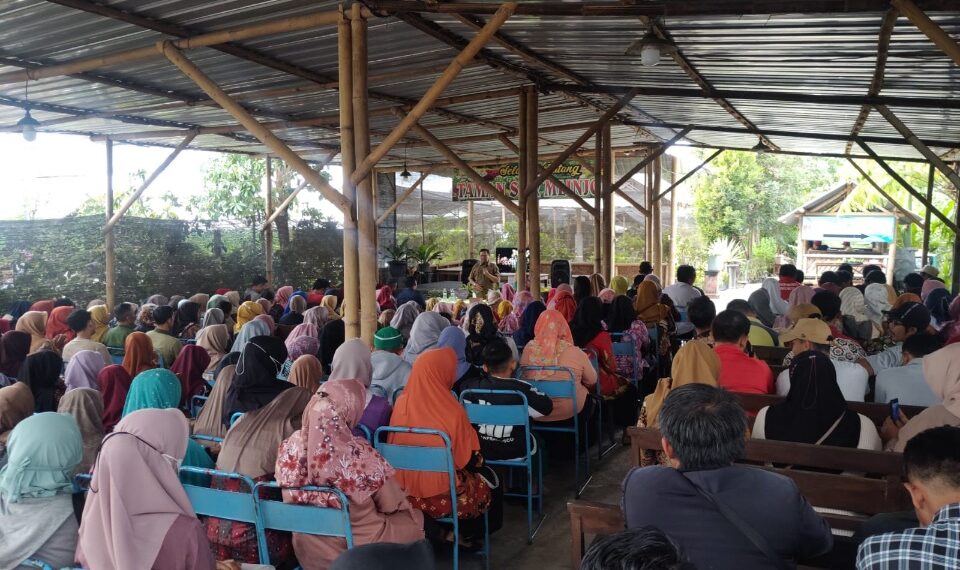 Ratusan Forum Pejuang Honorer PGRI Tulungagung saat Audensi dengan Maryoto Birowo, pada Kamis (8/82024) (foto: Eko/ bidik)